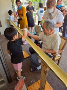 入居者と職員による木工作業や手工芸のレクリエーション活動の様子
